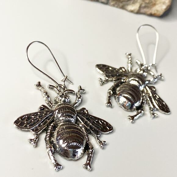 NEW Queens Night Out Bee Earrings - Picture 3 of 11